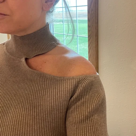 Lush Cold Shoulder Cut Out Ribbed Turtleneck - Picture 4 of 6